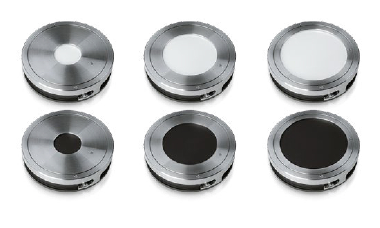 Suportes de amostra circular com planos de fundo branco e preto para membranas de filtro com diâmetros de 25 mm (esquerda), 47 mm (centro) e 55 mm (direita).