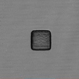 그림 2. (a) FIB에 의해 발생한 공동 손상의 레이저 스캐닝 이미지 (b) 손상되지 않은 공동. OLS5000 현미경은 비파괴 방식이므로 장치 공정 중 아무 때나 이미지를 캡처할 수 있습니다.