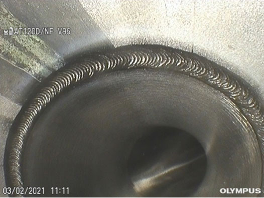 IPLEX Videoskop von Olympus mit angezeigtem Bildausschnitt einer Schweißnaht von einem Edelstahl-Prozessrohr in einer Arzneimittelproduktionsanlage mit einem 220° Weitwinkelobjektiv-Spitzenadapter