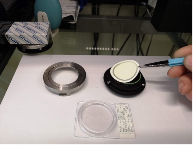 Vsazení filtru se vzorkem do držáku vzorků pro analýzu čistoty oleje