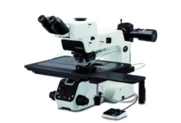 Microscopio IR de luz transmitida para inspeccionar semiconductores