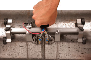 HST-Lite扫查器与一对TOFD探头一起使用，可以对焊缝进行检测。