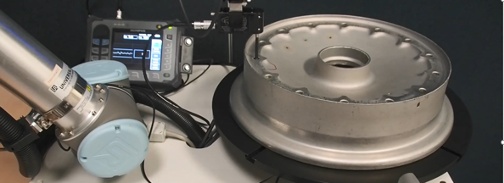 Inspection de trous de boulon avec un appareil à courants de Foucault NORTEC 600 ainsi qu’un scanner rotatif et une sonde installés sur un bras robotisé