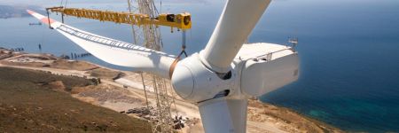 Jeřáb instaluje lopatku na větrnou turbínu