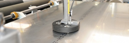 Вихретоковый преобразователь интегрирован в автоматизированную систему контроля алюминиевых пластин.