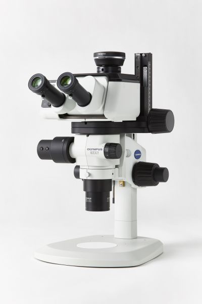 Microscópio para montagem de dispositivos médicos