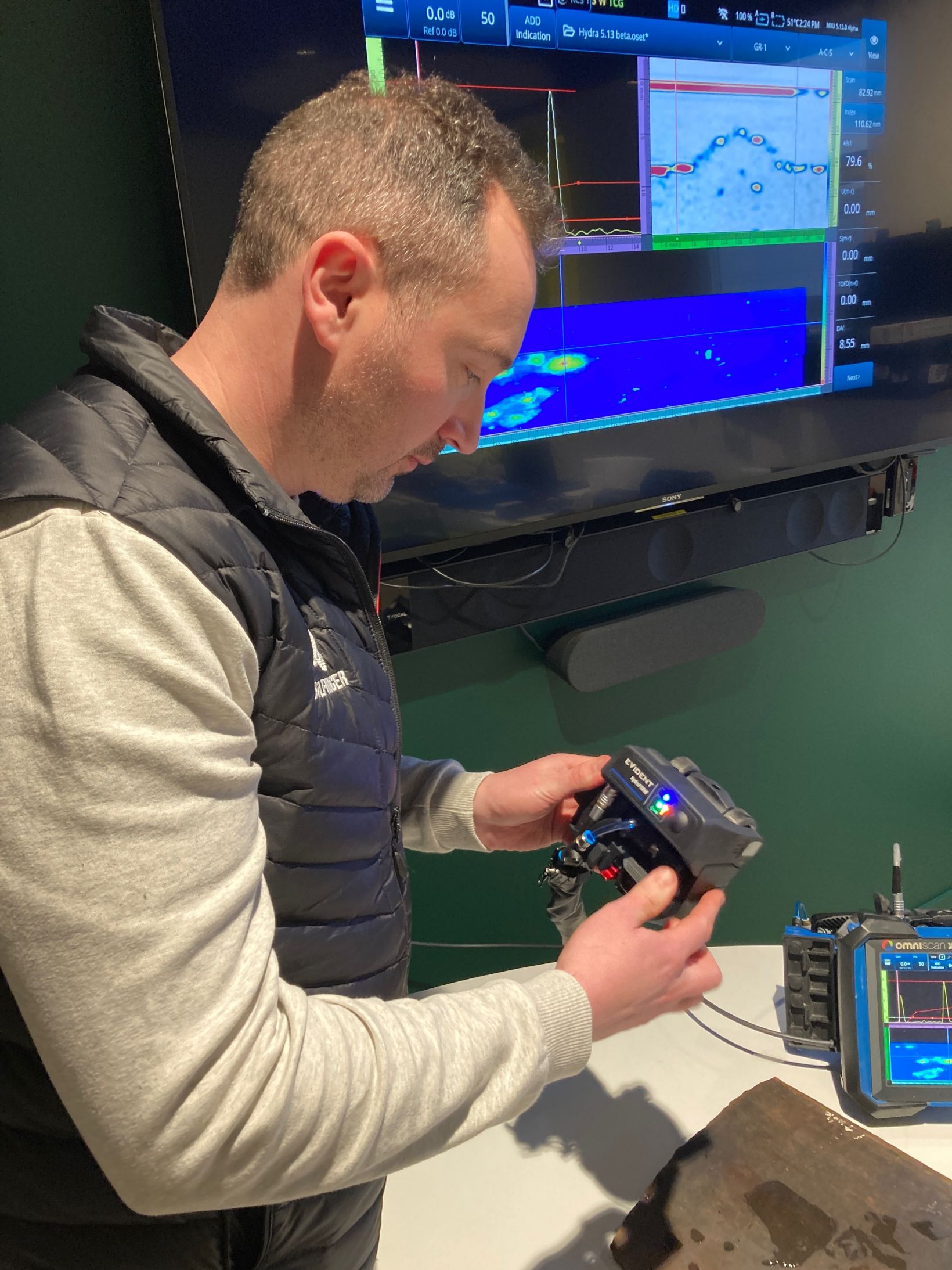 Bilfinger UK的经理Scott Westwater正在使用HydroFORM相控阵扫查器和探头进行检测。
