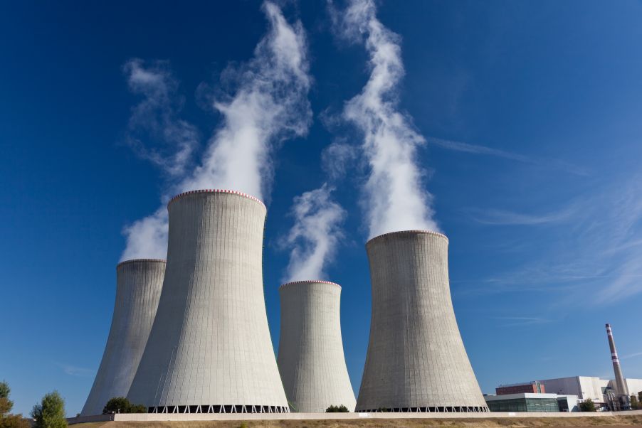 Chladící věže jaderné elektrárny