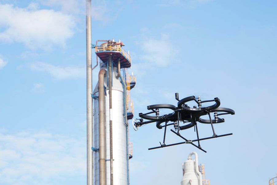 Drone per ispezioni Skygauge mentre vola in corrispondenza dei serbatoi di stoccaggio