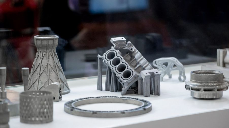 Przedmioty wydrukowane z metalu na drukarce 3D.
