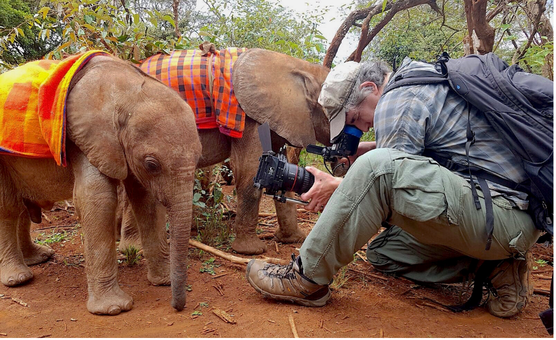 Kameramann Jeff Morales vor Ort in Afrika bei den Dreharbeiten zu For the Love of Elephants, einer 2010 veröffentlichten Dokumentation von David Suzuki